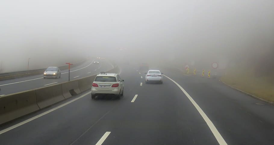 grigio, bianca, veicolo, eccesso di velocità, strada, nebbie, traffico, auto, autostrada, luce posteriore, guidare, nebbia, velocità, panoramica, brutta vista, viaggio, vacanza, riflettore, mezzi di trasporto, veicolo a motore, modo di trasporto, cartello, in movimento, veicolo terrestre, segnaletica stradale, movimento, simbolo, marcatura, nessuno, natura, direzione, all'aperto, viaggio su strada, autostrada a più corsie, smog, linea di divisione, 4K