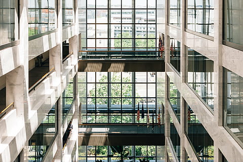 steaguri în clădire, arhitectură, clădire, infrastructură, interior, steaguri, fereastră, sticlă - material, modern, construită, cladire de birouri, scenă urbană, exteriorul clădirii, zi, oraș, nici o persoana, scară, în aer liber, reflecţie, balustradă, vedere unghiulară joasă, trepte și scări, transparent, birou, zonă rezidențială, exteriorul clădirii de birouri, 5K, CC0, domeniu public, fără drepturi de autor