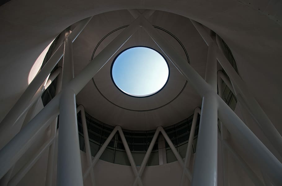 museo di artscience, Singapore, fotografia ad angolo basso, bianca, costruzione, interno, soffitto, architettura, design, cielo, struttura costruita, forma geometrica, cerchio, forma, Inquadratura dal basso, esterno dell'edificio, nessuno, natura, giorno, finestra, all'aperto, moderno, luce del sole, caratteristica architettonica, città, direttamente sotto, 4K