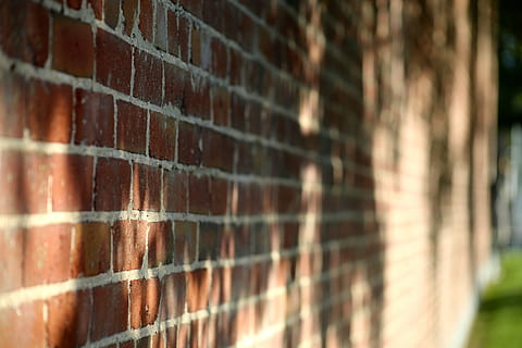 cihly, zeď, venku, textura, hnědý, Červené, cihlová zeď, cihlový, budova, zdivo, Pozadí, starý, grunge, abstraktní, vinobraní, letitý, retro, výstřední, vzor, hrubý, umění, povrch, barva, poškozen, rustikální, zvětralý, poškrábaný, chaotický, stárnutí, nosí, špinavý, texturou, rundown, špína, selektivní zaměření, detail, architektura, nikdo, den, nástěnný prvek, umělecká kultura a zábava, Příroda, stavba, celý rám, plot, 5K, CC0, veřejná doména, bez autorských práv