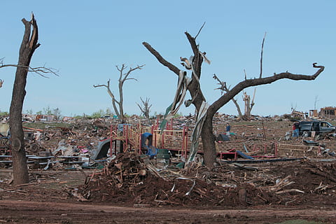 tornado, zniszczenie, Moore, oklahoma, park pamięci weteranów, nieszczęście, ruina, klęska żywiołowa, dewastacja, zniszczony, plac zabaw, drzewo, niebo, architektura, nagie drzewo, Natura, dzień, roślina, żadnych ludzi, wylądować, uszkodzony, na dworze, środowisko, martwa roślina, czyste Niebo, scena pozamiejska, pole, drewno, kość, zrujnowany, 4K, CC0, domena publiczna, darmowe zdjęcia