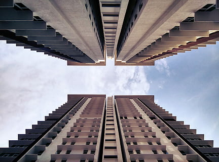 Flachwinkelaufnahmen, zwei, Gebäude, hoch, Winkel Fotografie, beige-und-grau, Gebäude erheben, Wolkenkratzer, Fenster, Wolke, Himmel, Stadt, grau, Blau, hoch schauen, Horizont, Beton, führende Linie, die Architektur, gebaute Struktur, Gebäudehülle, Flachwinkelansicht, wolke - himmel, keine Leute, Tag, Natur, direkt darunter, große Höhe, draußen, Bürogebäude außen, abnehmende Perspektive, modern, in einer Reihe, Turm, 4K, CC0, gemeinfrei, lizenzfrei
