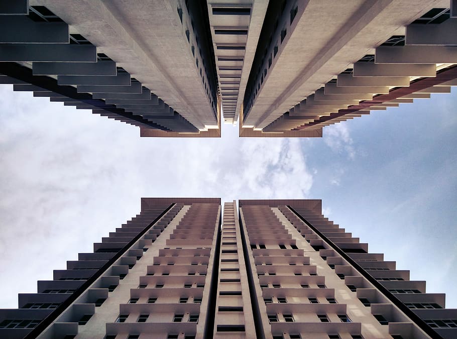 Flachwinkelaufnahmen, zwei, Gebäude, hoch, Winkel Fotografie, beige-und-grau, Gebäude erheben, Wolkenkratzer, Fenster, Wolke, Himmel, Stadt, grau, Blau, hoch schauen, Horizont, Beton, führende Linie, die Architektur, gebaute Struktur, Gebäudehülle, Flachwinkelansicht, wolke - himmel, keine Leute, Tag, Natur, direkt darunter, große Höhe, draußen, Bürogebäude außen, abnehmende Perspektive, modern, in einer Reihe, Turm, 4K