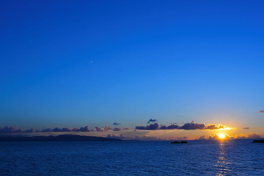posta de sol, taronja, núvol, mar, blau marí, antomasako, blau, ishigaki island, okinawa, Japó, silenci, aigua, cel, a l'aire lliure, escenics - natura, escena tranquil·la, bellesa a la natura, còpia espai, tranquil·litat, naturalesa, cap gent, davant del mar, transport, vaixell nàutic, cel clar, idíl·lic, manera de transport, 2K