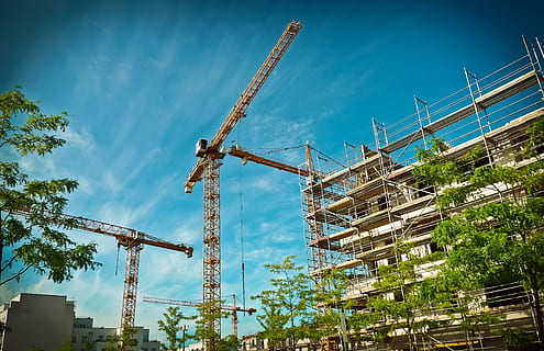 Marrone, bianca, costruzione, blu, cielo, architettura, costruire, posto, lavori di costruzione, impalcatura, città, costruzione di case, lavoro, Düsseldorf, artigiani, gru, costruzione di edifici, colpo basso angolo, moderno, urbano, case facciate, prospettiva, architettura moderna, facciata della casa, industria di costruzioni, gru - macchine edili, sito di costruzione, edificio - attività, struttura costruita, sviluppo, telaio di costruzione, sviluppo abitativo, appartamento, calcestruzzo, ingegneria, scena urbana, esterno dell'edificio, grattacielo, attrezzatura, proprietà di casa, cemento, industria, dimora, quartiere residenziale, macchinario, Inquadratura dal basso, incompleto, giorno, natura, nessuno, albero, all'aperto, attrezzatura da costruzione, 4K, CC0, dominio pubblico, privo di copyright