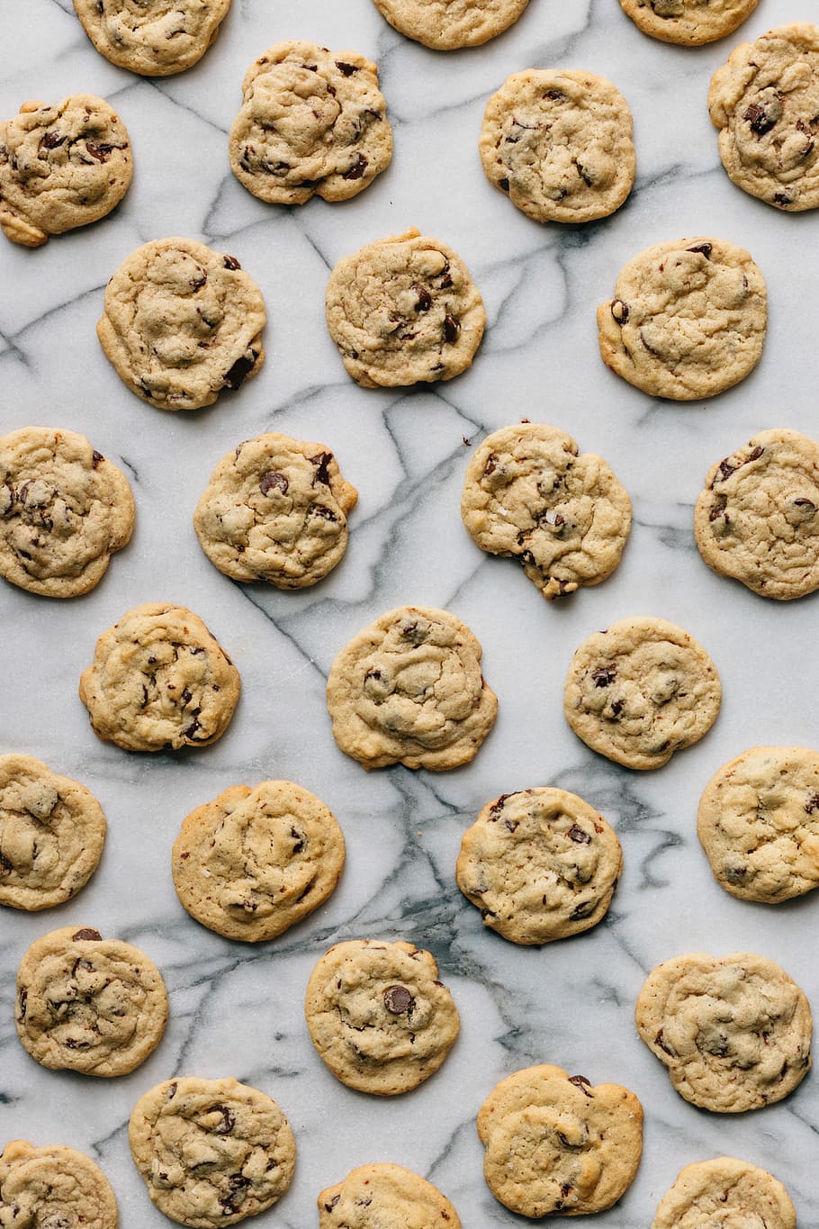 al forn, cookies, blanc, concret, superfície, galetes marrons, cookie, galeta, enfornar, Pipetes de xocolata, marbre, menjar, guittard, feliç, joia, delícia, goodie, plaer culpable, celebració, aniversari, celebra, menjar i beguda, vista d’angle alt, frescor, gran grup d'objectes, cap gent, a l'interior, natura morta, abundància, en fila, menjar dolç, repetició, indulgència, primer pla, directament a sobre, arranjament, benestar, costat a costat, temptació, xemeneia, galetes de xocolata, 4K