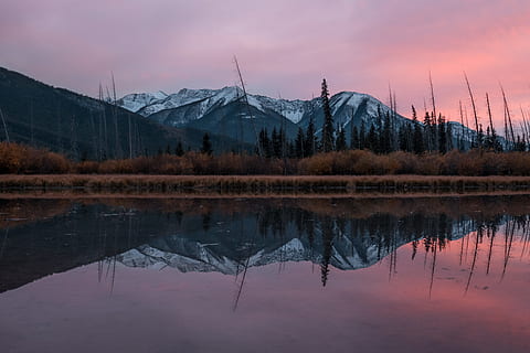 landskapsfotografering, innsjø, svart, hvit, fjell, ved siden av, kropp av vann, front, trær, fjellene, gylden time, bilde, natur, vann, landskap, refleksjon, scenics, himmel, tre, utendørs, snø, skog, vinter, skjønnhet i naturen, elv, blå, sky - himmel, naturskjønnhet - natur, ro, rolig scene, miljø, anlegg, kaldtemperatur, fjellkjede, reisemål, ingen folk, snødekte fjell, furutre, refleksjon innsjø, fjelltopp, nåletre, furuskog, 4K, CC0, offentlig domene, opphavsrett gratis