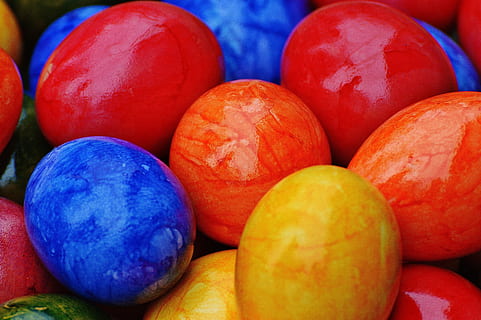 Paști, oua de Paste, colorat, Paste Fericit, ou, culoare, mancare si bautura, alimente, a închide, fruct, mâncat sănătos, prospeţime, roșu, nici o persoana, multi colorate, natură moartă, bunăstare, grup mare de obiecte, albastru, celebrare, în interior, morman, să se concentreze asupra primelor elemente, abundenţă, cadru complet, grămadă, copt, 5K, CC0, domeniu public, fără drepturi de autor