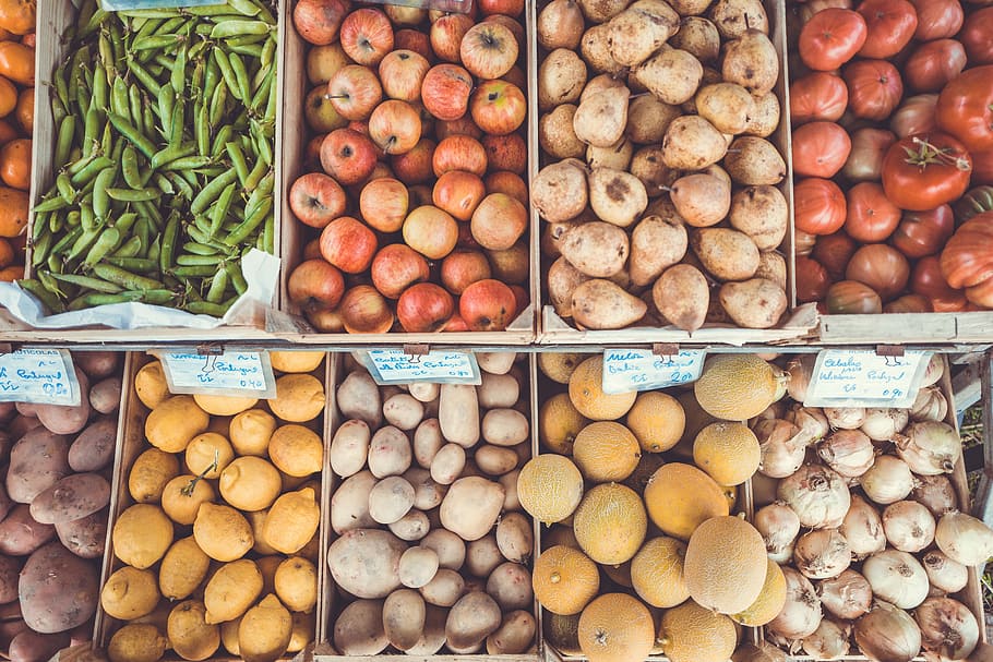 assorteret, fremstille, stå, flok, frugter, grøntsager, kasser, kartoffel, grøntsag, tomat, bønne, mad, frugt, æble, grønne bønner, marked, hvidløg, købmand, pære, citron, vegetabilsk stand, løg, mad og drikke, valg, til salg, sund kost, overflod, friskhed, detail, stor gruppe af objekter, variation, velvære, markedsbod, arrangement, ingen mennesker, stilleben, forretning, dag, rå kartoffel, salg, detailvisning, organisk, bestille, forbrugerisme, 5K