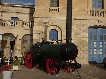 màquina de vapor, màquina, vell, poder, tecnologia, vintage, enginyeria, locomotora, mecànic, motor, històric, energia, clàssic, pesat, roda, carbó, treballar, arquitectura, estructura construïda, transport, exterior de l'edifici, manera de transport, arc, el passat, història, dia, arma, canó, vehicle terrestre, naturalesa, a l'aire lliure, llum solar, militar, cap gent, finestra, vermell, automòbil, 4K, CC0, domini públic, lliure de regalies
