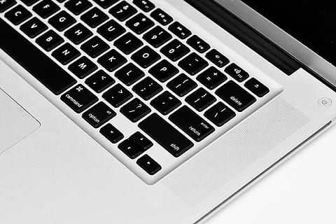 coup, ordinateur portable, fermer, La technologie, ordinateur, portable, clavier d'ordinateur, l'Internet, pc, personne, équipement, affaires, Technologie sans fil, communications globales, la communication, clavier, équipement informatique, lien, partie informatique, à l'intérieur, clé d'ordinateur, dispositif d'information portable, lettre, couleur noire, vue grand angle, réseau informatique, alphabet, couleur argentée, 4K, CC0, domaine public, libre de droits