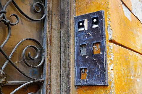 Tür, Zuhause, Wand, Eingang, Gebäude, Holz, alt, Glocke, beenden, Fassade, Türschnalle, Textur, geknackt, Struktur, herzlich willkommen, Ausfahrt, Metall, Nahansicht, rostig, Tag, verwittert, keine Leute, beschädigt, Vollbild, verlassen, Holz - Material, Hintergründe, Ablehnen, Schutz, Muster, draußen, Sicherheit, Scharnier, Verschlechterung, 5K, CC0, gemeinfrei, lizenzfrei
