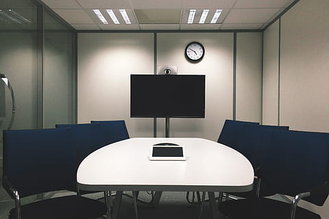 réunion de bureau, salle de présentation, télévision, Bureau, réunion, présentation, pièce, divers, affaires, commercialisation, à l'intérieur, table, chaise, salle de conseil, moderne, personne, chambre domestique, meubles, séminaire, absence, affaire d'entreprise, siège, l'horloge, La technologie, temps, vide, écran de projection, écran, ordinateur, chaise de bureau, horloge murale, écran plat, 2K