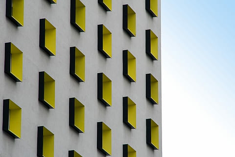 finestres abstractes, groc, gris, concret, edifici, finestra, arquitectura, marc, cap gent, estructura construïda, patró, exterior de l'edifici, vista d’angle baix, dia, indústria, forma, generació de combustible i energia, tecnologia, a l'aire lliure, fons, funció de construcció de parets, disseny, repetició, naturalesa, característica arquitectònica, 4K, CC0, domini públic, lliure de regalies