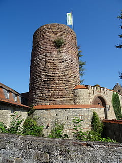 houden, toren, kasteel, middeleeuwen, ridderburcht, historisch, kasteeltoren, ingebouwde structuur, architectuur, hemel, buitenkant van het gebouw, heldere lucht, geschiedenis, natuur, lage hoekweergave, het verleden, dag, geen mensen, blauw, muur, gebouw, buitenshuis, zonlicht, muur - bouwfunctie, reisbestemmingen, oud, oude, geruïneerd, oude beschaving, stenen muur, 5K, CC0, publiek domein, royaltyvrij
