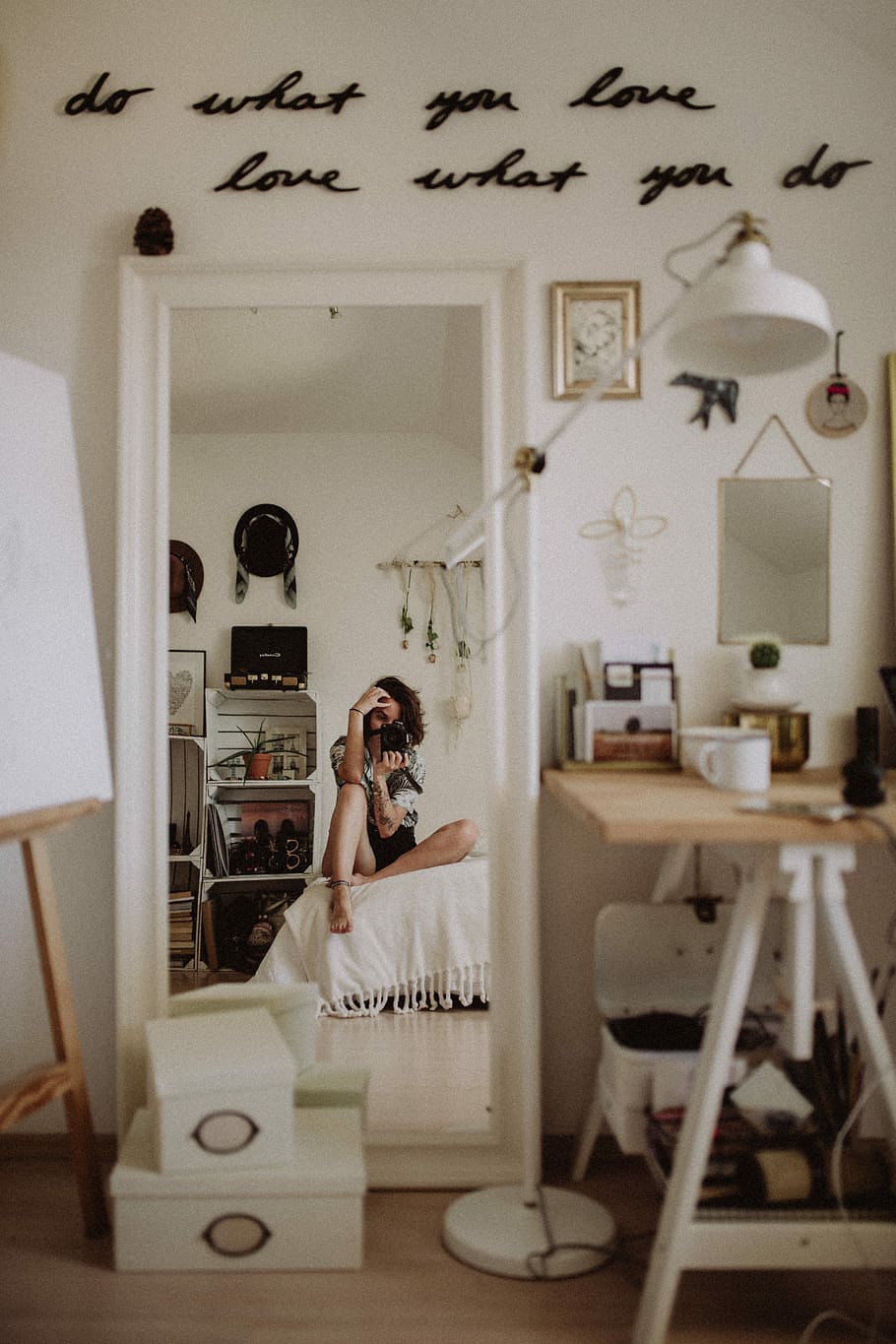 žena, přijímání, selfie, sedící, bílý, podložka, sedí, lůžko, zrcadlová fotografie, ložnice, okno, rám, odraz, jedna osoba, uvnitř, domácí interiér, Mladá žena, skutečných lidí, mladého dospělého, zrcadlo, životního stylu, ženy, domácí místnost, volnočasové aktivity, plná délka, sedadlo, Domov, móda, portrét, dospělý, neformální oblečení, krásná žena, účes, 5K