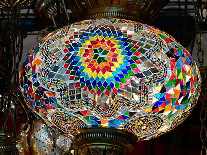 llum, il·luminació, llum de sostre, colorit, gall dindi, basar, Istanbul, deco, vidre, multicolor, esfera, patró, disseny, art i artesania, creativitat, a l'interior, decoració, forma, cap gent, primer pla, arquitectura, centrar-se en primer pla, penjant, mercat, dia, venda al detall, estructura construïda, forma geomètrica, vista d’angle baix, sostre, 4K, CC0, domini públic, lliure de regalies