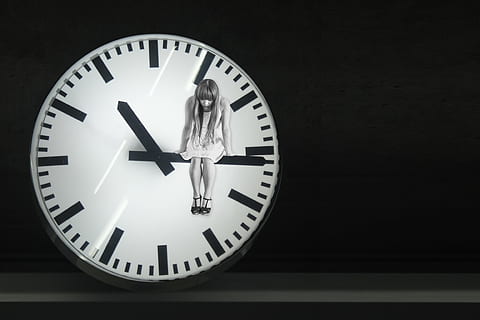 mulher, sentado, ilustração de braço de relógio, relógio, fotografia, mãos, Tempo, triste, depressivo, olhando para baixo, bummed, preocupado, menina, Preto e branco, discar, segundo, minuto, símbolo, Preto, branco, foto montagem, remix, misturar, horizontal, panorama, imagem, realeza, mostrador do relógio, prateado colorido, ponteiro dos minutos, ver, data limite, ponteiro do relogio, dentro de casa, círculo, instrumento do tempo, forma, forma geométrica, verificando o tempo, noite, mulheres, comprimento total, tiro do estúdio, Sombrio, de pé, uma pessoa, ponteiro das horas, 4K