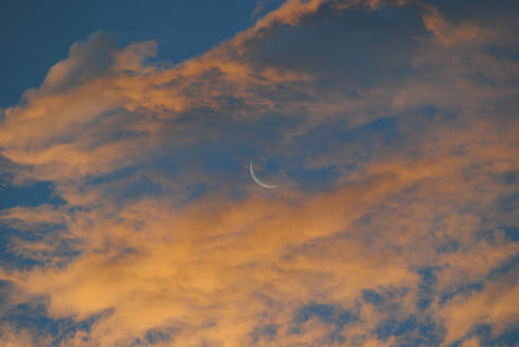 viertel Mond, Abdeckung, Weiß, Wolken, Himmel, wolkig, Mond, Wolke, Blau, wolke - himmel, Schönheit in der Natur, Flachwinkelansicht, Ruhe, Szenen - Natur, ruhige Szene, keine Leute, Natur, Sonnenuntergang, idyllisch, Platz, Hintergründe, Dramatischer Himmel, draußen, orange Farbe, Wolkengebilde, Dämmerung, Meteorologie, 4K, CC0, gemeinfrei, lizenzfrei