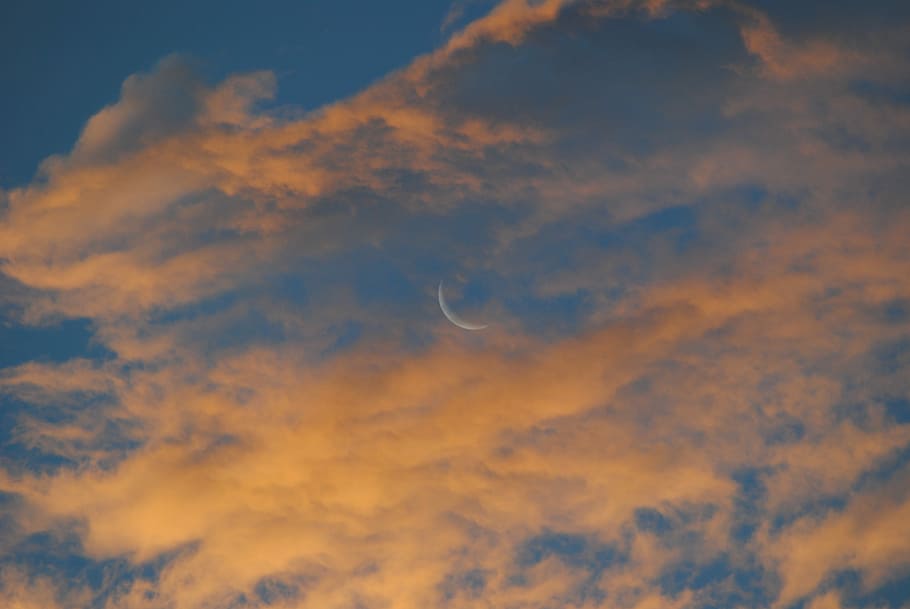 viertel Mond, Abdeckung, Weiß, Wolken, Himmel, wolkig, Mond, Wolke, Blau, wolke - himmel, Schönheit in der Natur, Flachwinkelansicht, Ruhe, Szenen - Natur, ruhige Szene, keine Leute, Natur, Sonnenuntergang, idyllisch, Platz, Hintergründe, Dramatischer Himmel, draußen, orange Farbe, Wolkengebilde, Dämmerung, Meteorologie, 4K