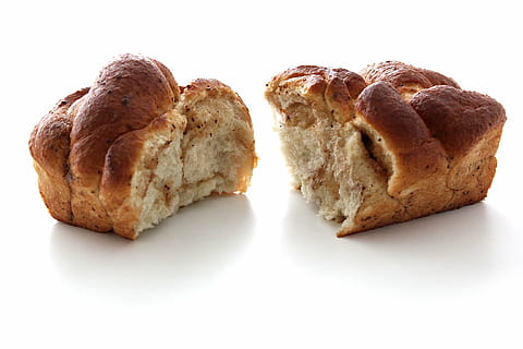 Brot, Brot formen, backen, Gebäck, geteiltes Brot, Lebensmittel, weißer Hintergrund, Essen und Trinken, Studioaufnahme, Frische, gebacken, ausgeschnitten, drinnen, keine Leute, Nahansicht, Stillleben, Wohlbefinden, Mahlzeit, braun, zwei Objekte, gesundes Essen, Scheibe, fertig für den Verzehr, Teller, Frühstück, Snack, 2K, CC0, gemeinfrei, lizenzfrei