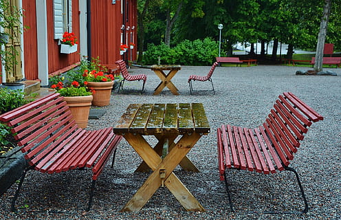 Bank, Park, sitzen, sich ausruhen, Holz, Landschaft, Baum, Grün, Blatt, Gras, Sitz, Entspannen Sie Sich, natürlich, Natur, friedlich, Pflanze, die Architektur, Tabelle, leeren, Tag, rot, Abwesenheit, Stuhl, keine Leute, gebaute Struktur, Möbel, Gebäudehülle, Topfpflanze, Holz - Material, draußen, Cafe, Stuhl im Freien, Rahmen, 4K, CC0, gemeinfrei, lizenzfrei