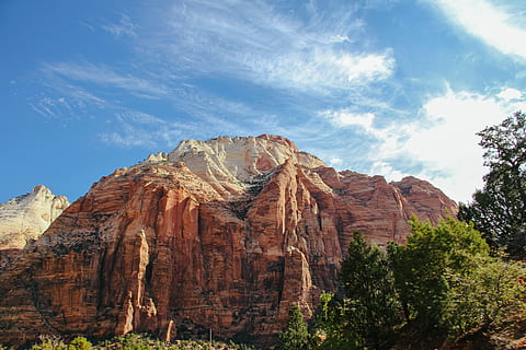 turó de formigó marró, marró, rocós, muntanya, ennuvolat, cel, rock, arbre, núvol, penya-segat, pedra, naturalesa, vermell, nacional, parc, Zion, aventura, Serra, rock - object, formació de roca, sòlid, núvol - cel, geologia, escenics - natura, escena no urbana, geografia física, bellesa a la natura, Muntanyes rocoses, escena tranquil·la, tranquil·litat, formació, viatjar, destinacions de viatge, cap gent, erosionat, a l'aire lliure, clima àrid, clima, gres, 5K, CC0, domini públic, lliure de regalies