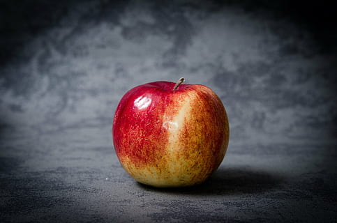 rot, Gelb, Apfelfrucht, grau, Oberfläche, schließen, Foto, Apfel, Bildung, Schule, Wissen, Äpfel, Buch, Obst, Lebensmittel, Frische, reif, Apfel - Frucht, organisch, gesundes Essen, Diät halten, vegetarisches Essen, Hintergründe, Essen und Trinken, Wohlbefinden, Studioaufnahme, einzelnes Objekt, drinnen, Nahansicht, keine Leute, grauer Hintergrund, farbiger Hintergrund, schwarzer Hintergrund, gesunder Lebensstil, 4K, CC0, gemeinfrei, lizenzfrei