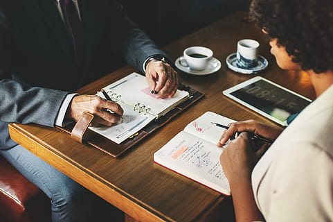 zwei, Menschen, Sitzung, Nächster, Tabelle, Schreiben, Notizbücher, Hinweis, Buch, Kaffee, Mann, Frau, Arbeit, Anmerkungen, Treffen, Uhr, Zeit, Stift, Papier-, passen, Person, machen, Braun gebrannt, Notizen machen, Männer, Erwachsene, Kommunikation, Geschäft, Technologie, kabellose Technologie, Cafe, digitale Tablette, zwei Menschen, drinnen, Tasse, Geschäftsperson, Geschäftsmann, Becher, Getränk, Hand, 1080P, CC0, gemeinfrei, lizenzfrei