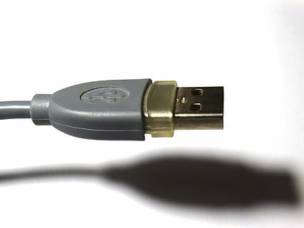 USB-stekker, verbinding, datakabel, USB, data overdracht, overdracht, aansluiten, kabel, computer, computer accessoires, netwerkaansluitingsstekker, witte achtergrond, detailopname, geen mensen, computerkabel, technologie, uitrusting, studio opname, stekker, enkel object, binnenshuis, USB-kabel, metaal, stilleven, communicatie, focus op de voorgrond, elektriciteit, computer deel, zwarte kleur, uitknippen, elektrische apparatuur, elektrische component, 5K, CC0, publiek domein, royaltyvrij