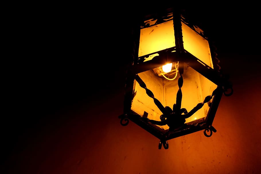 lampe, lys, gammel, belysning, fokus, lamper, nat, penumbra, gul, dekoration, arkitektoniske, rustik, belyst, tid, voksen, mennesker, kun voksne, belysningsudstyr, glødende, indendørs, kopiere plads, elektrisk lampe, murbygningsfunktion, ingen mennesker, mørk, lys pære, elektricitet, elektrisk lys, lav vinkel visning, hængende, tæt på, lanterne, lys - naturligt fænomen, 1080P