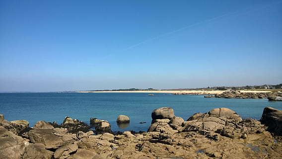 platja, paisatge, costat, horitzó, França, bretaña, trevignon, vora del mar, naturalesa, mar, oceà, rock, sorra, aigua, rock - object, cel, sòlid, escenics - natura, bellesa a la natura, blau, terra, tranquil·litat, escena tranquil·la, cel clar, cap gent, dia, llum solar, horitzó sobre l’aigua, Groyne, badia, 2K, CC0, domini públic, lliure de regalies
