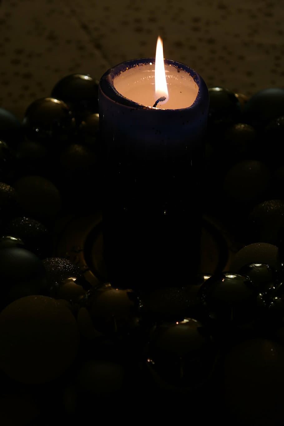 advent krans, lys, advent, flamme, jul, arrangement, dekoration, jul smykker, ild, brænding, brand - naturligt fænomen, belyst, varme - temperatur, tæt på, indendørs, glødende, ingen mennesker, selektiv fokusering, mørk, natur, høj vinkel visning, belysningsudstyr, miljø, stilleben, te lys, smeltning, 5K