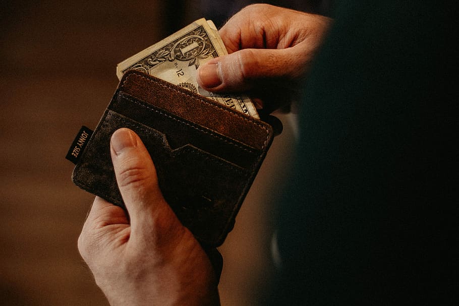 persona, aconseguir, 1 u.s, nosaltres., bitllets de dòlar, cartera, celebració, notes, diners, dòlar, mà, mà humana, Finances, moneda, moneda de paper, negocis, part del cos humà, riquesa, a l'interior, gent, pagar, finances i indústria de les empreses, primer pla, homes, comprar, part del cos, dit, economia, cuir, extremitat humana, 5K