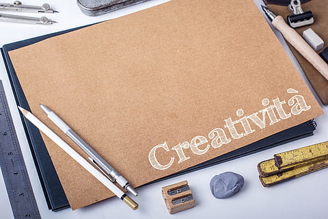 gris, stylo clic, à côté de, blanc, crayon, Haut, marron, papier, la créativité, dessin, écrit, pensées, Couleur, psychologie, des idées, cerveau, idée, doute, gaieté, esprit ouvert, esprit fermé, cœurs, concentration, dédoublement de la personnalité, positivité, matière grise, Comparaison, pensée, peindre, tête, le chaos, insécurité, amour, anxiété, esprit, original, fantaisie, logique, mathématiques, calcul, précision, ordinateur, personne, texte, à l'intérieur, vue grand angle, la communication, écriture occidentale, table, nature morte, fermer, espace de copie, groupe d'objets, richesse, véhicule à moteur, signe, voiture, préparation, pièce de monnaie, 2K