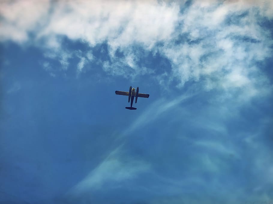foto ad angolo basso, aereo, volante, blu, cielo, idrovolante, nube, artsypic, acqua, canottaggio, pesca, volare, cielo blu, veicolo aereo, nuvola - cielo, Inquadratura dal basso, mezzi di trasporto, modo di trasporto, mezz'aria, viaggio, nessuno, natura, in movimento, giorno, movimento, all'aperto, trasporto pubblico, direttamente sotto, industria aerospaziale, scia di vapore, acrobatica aerea, 4K