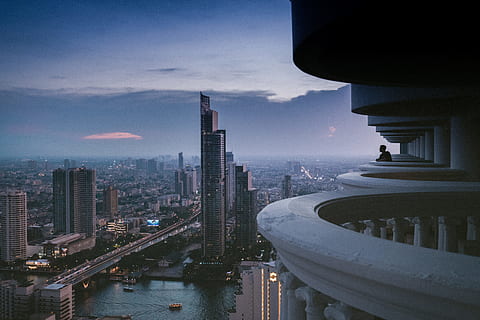 paesaggio urbano, buio, cielo, uomo, in piedi, terrazza, edifici, visualizzazioni, bangkok, skyline urbano, grattacielo, architettura, scena urbana, notte, distretto del centro, Torre, posto famoso, città, struttura costruita, esterno dell'edificio, moderno, edificio per uffici, crepuscolo, fiume, Asia, attività commerciale, costruzione, edificio per uffici esterno, natura, nessuno, acqua, nuvola - cielo, alto - alto, destinazioni di viaggio, mezzi di trasporto, all'aperto, distretto finanziario, guglia, 5K, CC0, dominio pubblico, privo di copyright