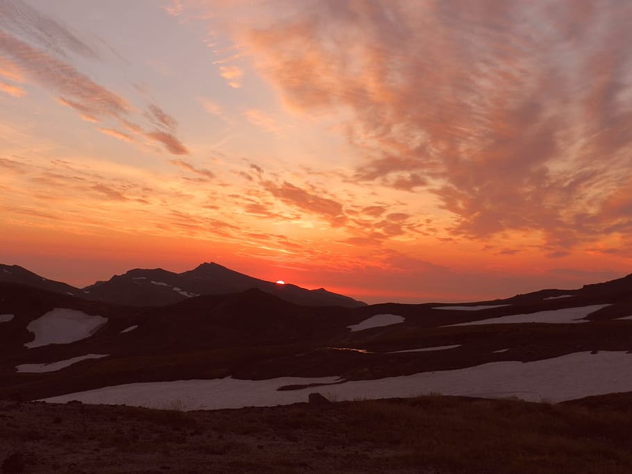 muntanyes, tarda, vall, núvols, posta de sol, naturalesa, paisatge, pendents, vèrtexs, alçada, cresta, a les muntanyes, paisatge de muntanya, espai obert, viatjar, al capvespre, cel, muntanya, escenics - natura, bellesa a la natura, escena tranquil·la, tranquil·litat, núvol - cel, medi ambient, Serra, idíl·lic, silueta, escena no urbana, cap gent, majestuós, cel dramàtic, terra, remot, cim de muntanya, 1080P