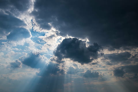 gelap, awan, siang hari, langit, matahari, sinar, cuaca, biru, tangga jacobs, dramatis, kumulus, cerah, atas, gambar langit, awan - langit, alam, latar belakang, cloudscape, hanya langit, pemandangan, keindahan di alam, tidak ada orang, lingkungan Hidup, scenics - alam, langit yang dramatis, ketenangan, badai, langit murung, sinar matahari, suasana, di luar rumah, mendung, angin, meteorologi, iklim, 4K, CC0, domain publik, bebas royalti