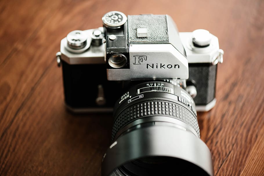 회색, 검은, 니콘 DSLR 카메라, 상단, 갈색, 활기 없는, 표면, nikon dslr 카메라, 카메라, 사진술, 렌즈, 표, 사진 테마, 과학 기술, 카메라 - 사진 장비, 아무도, 렌즈 - 광학 기기, 사진 장비, 닫다, 실내, 렌즈 - 눈, 광학 기기, 전경 초점, 나무 재료, 디지털 카메라, 높은 각도보기, 정밀한 조사, 선택적 포커스, 번호, 슬래그 카메라, 5K