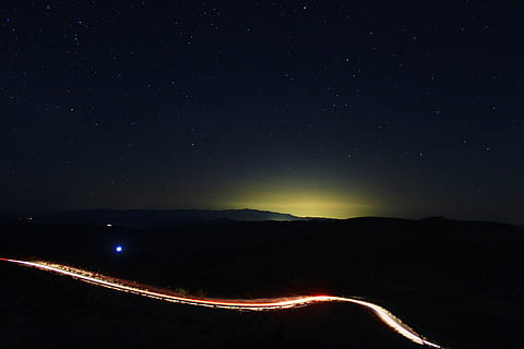 časosběrné fotografie, silnice, noční dobu, timelapse photo, bílý, hvězd, v noci, údolí smrti, dosvit, západ slunce, světlo, světlomet, noc, hvězda - prostor, temný, nebe, Příroda, krajina, astronomie, scén, venku, krása v přírodě, scenics - příroda, svítí, prostor, nikdo, životní prostředí, přeprava, galaxie, Věda, pohyb, hora, klid, dlouhé expozice, prostor a astronomie, 5K, CC0, veřejná doména, bez autorských práv
