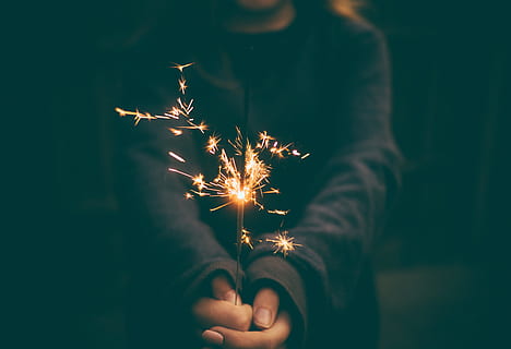 Person, die Wunderkerze hält, Person, halten, Handheld, Wunderkerze, Wunderkerzen, Sonnenuntergang, Feuerwerk, Hand, Funke, Nacht-, Weihnachten, Feier, Menschen, Feuer - natürliches Phänomen, Glück, Männer, Frau, Urlaub, heiter, Silvester, kaukasischer Abstammung, Spaß, lächelnd, Frauen, Erwachsene, menschliche Hand, Lebensstile, beleuchtet, Feuerwerk - künstliches Objekt, eine Person, Bewegung, glühend, Verbrennung, Bewegungsunschärfe, Veranstaltung, Kunst, Kultur und Unterhaltung, menschliches Körperteil, Funken, Nahansicht, draußen, dunkel, Licht, 4K, CC0, gemeinfrei, lizenzfrei