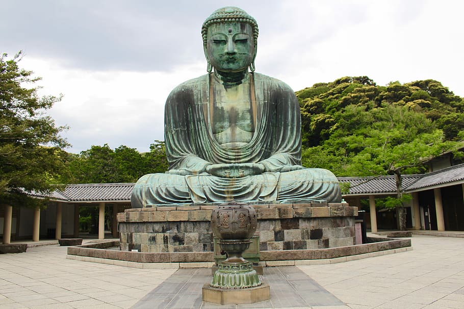 Kotoku-in, gautama statua di buddha, Budda, monumento, tempio, parete, costruzione, albero, scultura, statua, rappresentazione umana, rappresentazione, arte e artigianato, religione, somiglianza maschile, cielo, spiritualità, credenza, struttura costruita, architettura, giorno, pianta, luogo di culto, natura, nuvola - cielo, nessuno, all'aperto, idolo, santuario, 4K