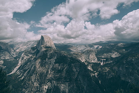 antenne, udsigt, bjerge, areal mountain view, Sky, bjerg, klippe, bjergkæde, Yosemite National Park, stenet, spids, himmel, natur, landskab, Nationalpark, Yosemite, højt op, kampesten, skyline, sky - himmel, scenics - natur, miljø, skønhed i naturen, ro, rolig scene, dag, ingen mennesker, ikke-urbane scene, fysisk geografi, udendørs, geologi, rock formation, formation, bjergtop, klima, 5K, CC0, offentligt domæne, royaltyfrie