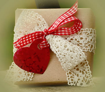 braun, Box, Weiß, Spitzenband, Geschenk, Schleife, kariertes rot, Herz, Geburtstag, Pack, Gruß, Verpackung, Überraschung, Geschenkband, hergeben, Grußkarte, Alles Gute zum Geburtstag, Geburtstagsgeschenk, Bogen, Band, gebundener Bogen, Band - Nähartikel, rot, drinnen, Feier, Emotion, keine Leute, Nahansicht, Herzform, Papier-, Stillleben, Weihnachtsgeschenk, Tabelle, Studioaufnahme, Geschenkpapier, Kasten - Behälter, Geschenkbox, 2K, CC0, gemeinfrei, lizenzfrei