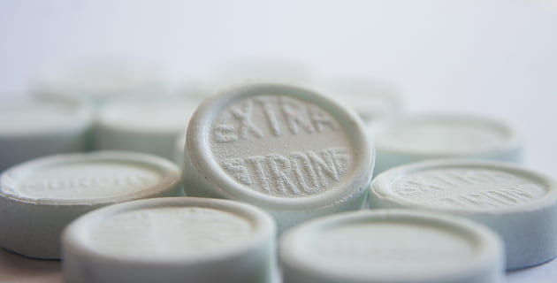 photo en gros plan, supplémentaire, fort, médical, comprimés, losanges, blanc, menthe, forme, tablette, pilule, médicament, gorge irritée, dissoudre, lubrifier, vérité, du froid, oral, la toux, guérison, le soulagement, infection, gorge, efficace, maladie, à l'intérieur, guérir, expectorant, prise de vue en studio, fermer, personne, mise au point sélective, la finance, nature morte, affaires, cercle, fond blanc, Forme géométrique, métal, grand groupe d'objets, nombre, groupe d'objets, santé et médecine, abondance, empiler, espace de copie, couleur argentée, économie, 2K, CC0, domaine public, libre de droits