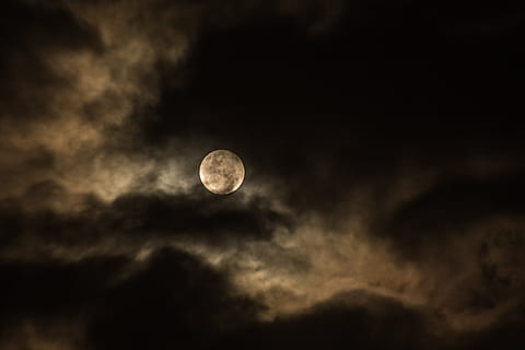 pieno, Luna, circondato, buio, nuvole, nuvole scure, nuvoloso, notte, cielo, Luna piena, chiaro di luna, natura, nuvola - cielo, spazio, superficie lunare, luna planetaria, astronomia, Cloudscape, cielo drammatico, pianeta - spazio, Paesaggi, nessuno, bellezza nella natura, Inquadratura dal basso, all'aperto, scenics - natura, cerchio, la tranquillità, eclisse, 4K