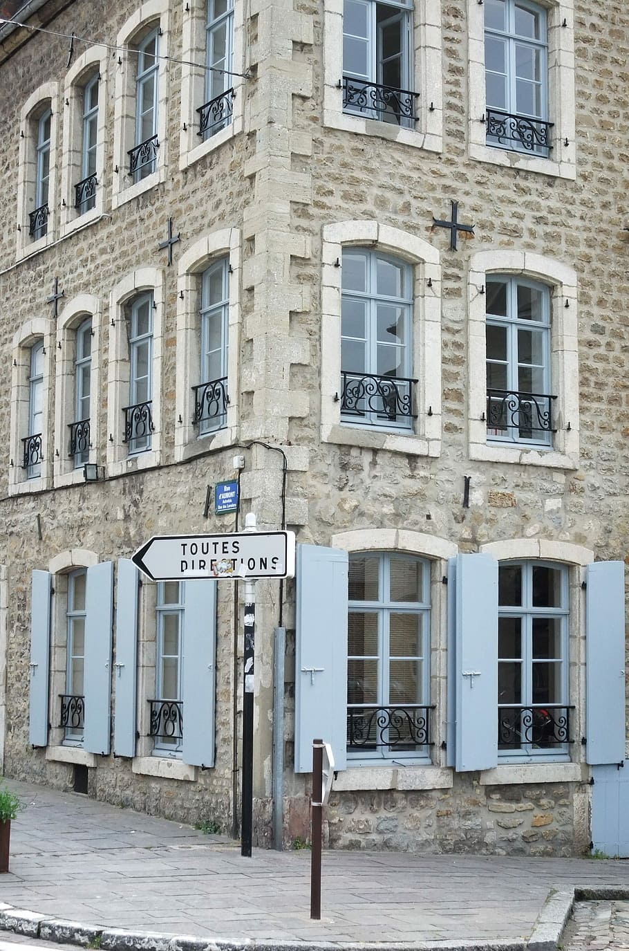casa de formigó beix, arquitectura, casa, vell, finestra, edifici, paris, paret, raambescherming, França, exterior de l'edifici, estructura construïda, dia, ciutat, cap gent, comunicació, carrer, barri residencial, signe, a l'aire lliure, text, entrada, porta, carretera, sendera, llum solar, 2K