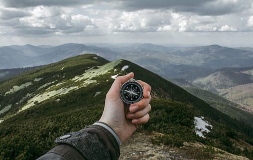 persona, celebració, brúixola de plata, persona amb compàs, muntanyes, dret, destinació, brúixola, mà, mantingui, navegar, muntanya, naturalesa, a l'aire lliure, senderisme, càmera - equip fotogràfic, una persona, paisatge, gent, escenics, fotografiar, homes, aventura, viatjar, cel, dia, mà humana, escenics - natura, part del cos humà, bellesa a la natura, perspectiva personal, activitat d'oci, persones reals, núvol - cel, medi ambient, activitat, escena no urbana, Serra, escena tranquil·la, part del cos, dit, 4K, CC0, domini públic, lliure de regalies