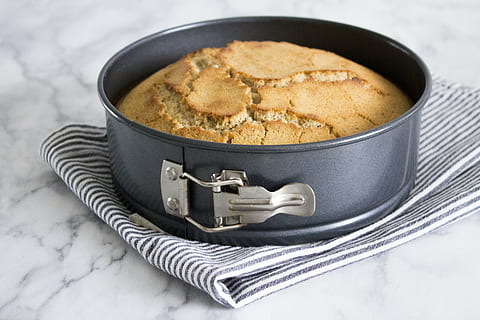 kakeform, spring, bake, mat, gourmet, dessert, matbit, cookie, mat og Drikke, studio skudd, innendørs, husholdningsutstyr, ingen folk, søt mat, kjøkkenredskap, spise sunt, nærbilde, serviett, friskhet, søt, bakt, klar til å spise, hvit bakgrunn, hjemmelaget, frukt, hjemlige rom, trøstemat, servise, kasserolle, 4K, CC0, offentlig domene, opphavsrett gratis
